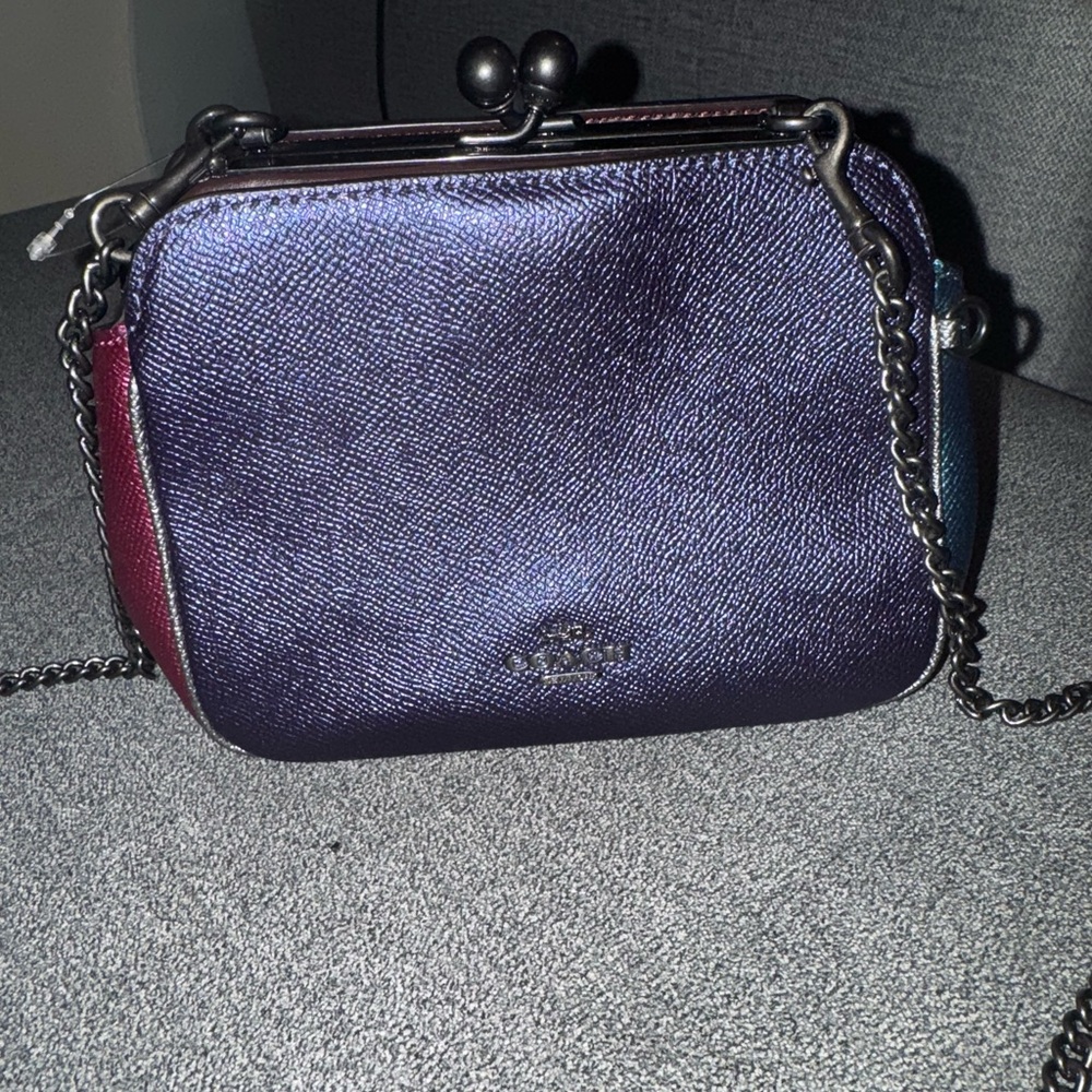 COPY - COACH LIMITED PEARL
KISSLOCK CROSSBODY. USED ONCE